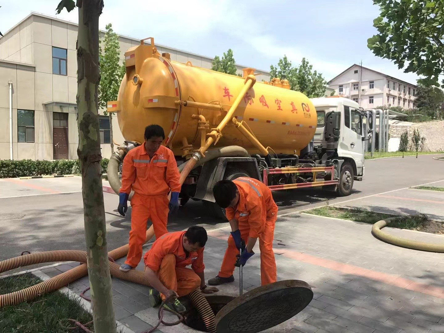 兴平管道疏通车停在窨井附近