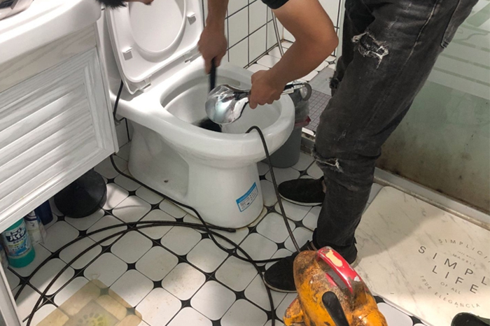 兴平马桶堵塞自己疏通还是找师傅?专业上门服务让你省时更省心