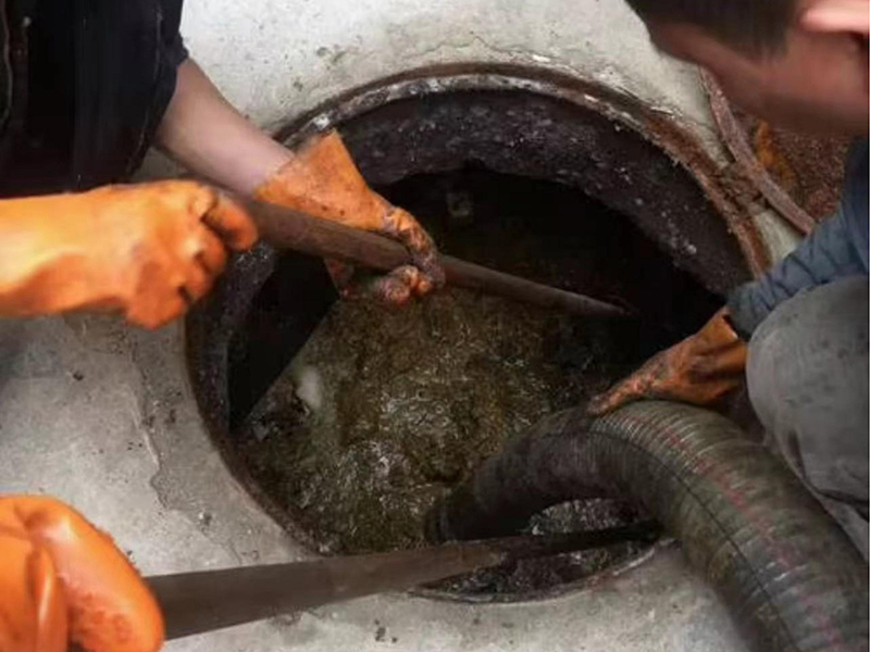 兴平清理化粪池时如何避免沼气的危害?